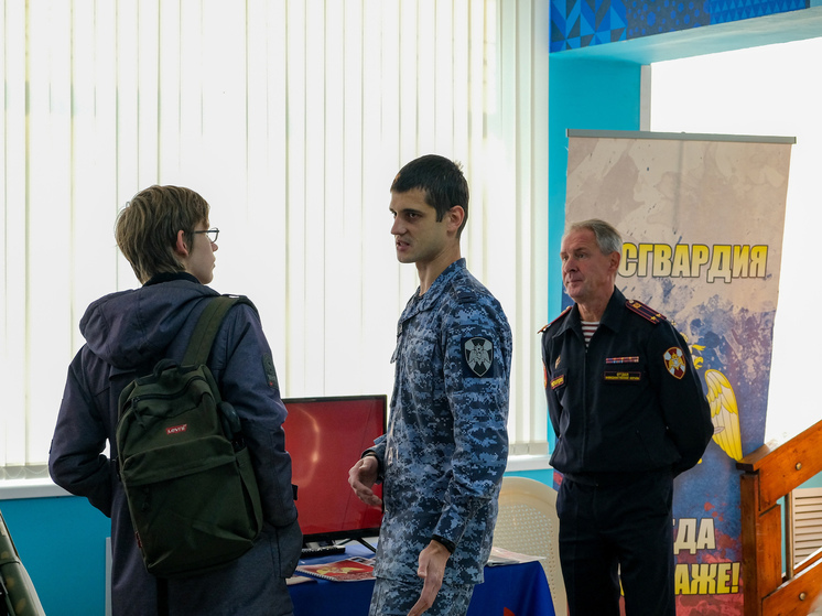 Росгвардейцы приняли участие в осенней ярмарке вакансий в Смоленске