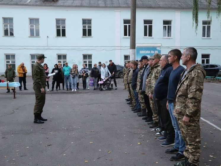 В воинские подразделения отправили группу подписавших контракт жителей Орловской области