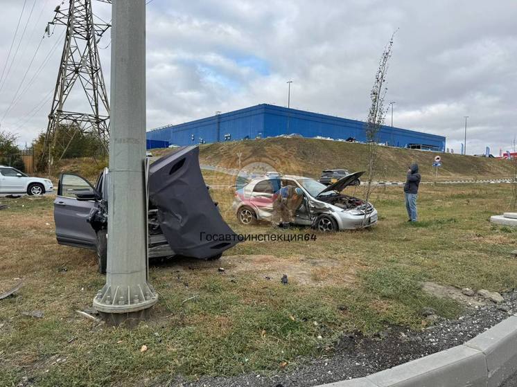 На выезде из Саратова столкнулись две иномарки