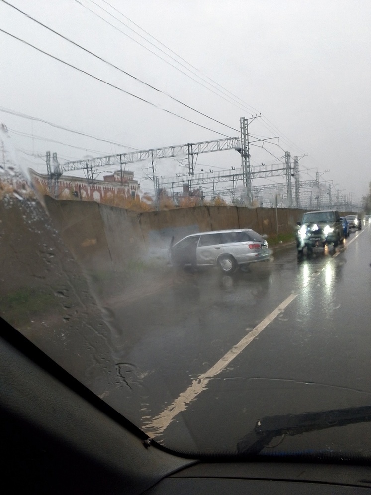 В Твери рядом с железной дорогой автомобиль врезался в бетонное ограждение