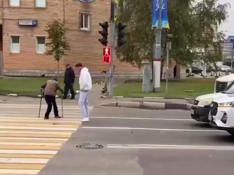 В Химках водитель перевел старичка через дорогу, остановив движение