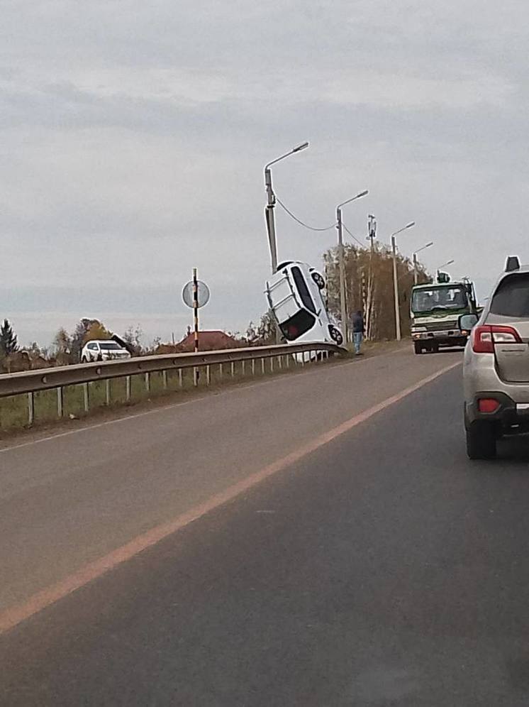 Автомобиль взлетел на столб в нижегородском Бешенцеве