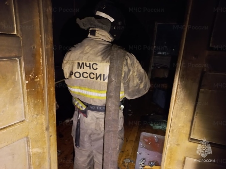 В Екатеринбурге 15 человек эвакуировались из 5-этажного дома из-за пожара