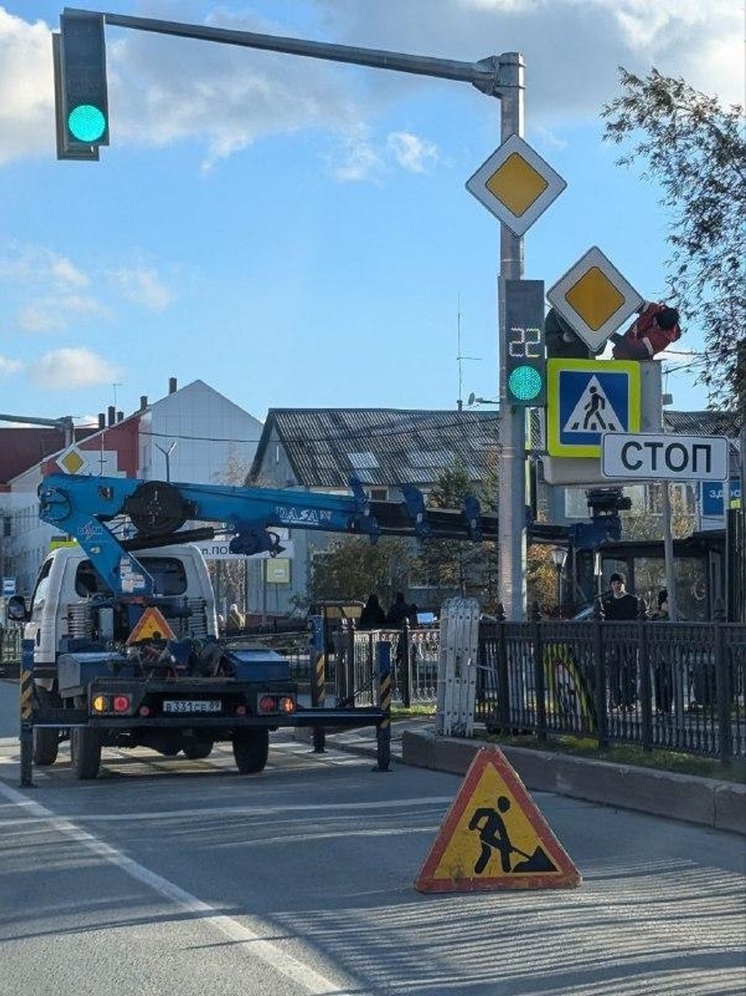 Устойчивые к сильному ветру опоры для светофоров устанавливают в Тарко-Сале