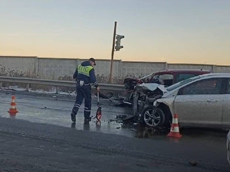 Шесть человек пострадали при столкновении Ford и Lada XRAY в Екатеринбурге