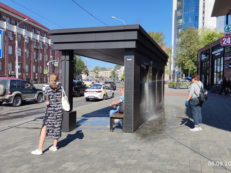 В Калининграде автобус с пассажирами влетел прямо в остановку