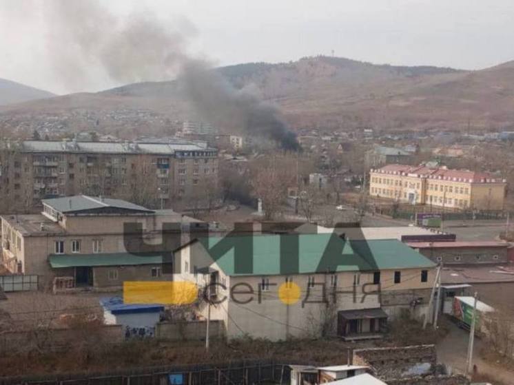 Гараж загорелся на Острове в Чите