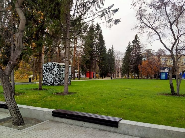 В Новосибирске на месте снесенного Park Cafe появился зеленый травяной газон