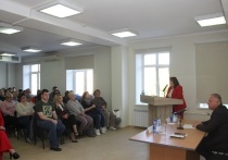 В Барнауле обсудили актуальные вопросы иммунодиагностики туберкулеза — конференция с таким названием собрала участников из Алтайского края, Москвы и Новосибирска. Также на днях министр регионального здравоохранения Дмитрий Попов провел совещание с главным врачом Алтайского краевого противотуберкулезного диспансера Олегом Войтовым и главным фтизиатром края Еленой Анисимовой. 