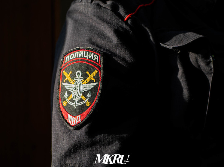 Пьяный мотоциклист сбежал из полицейской машины в Забайкалье