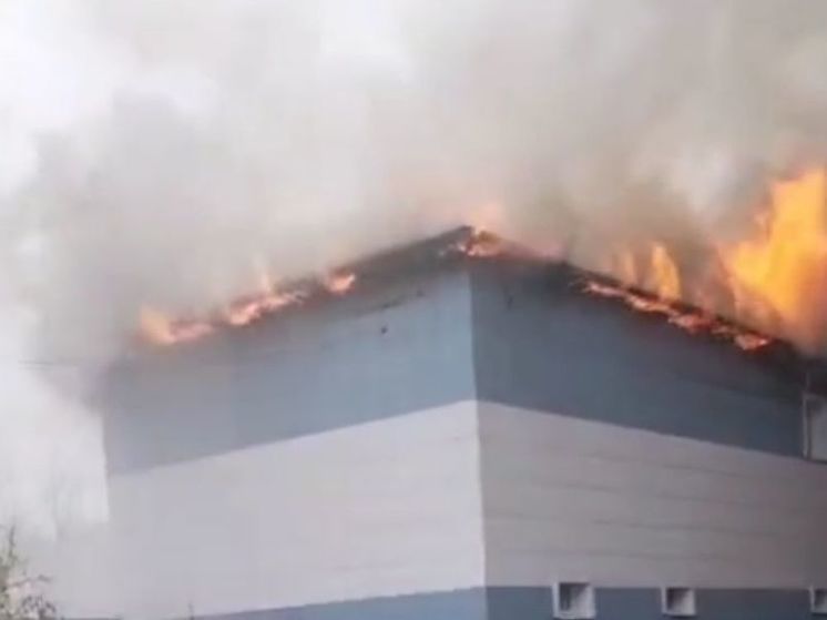 В подмосковном Дедовске горит здание на улице Клубная