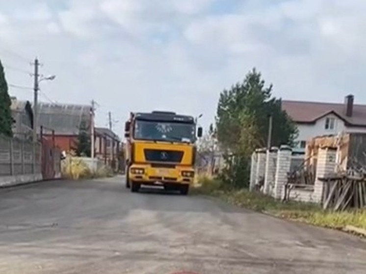 Большегрузы портят новый асфальт на дорогах в липецком поселке Коровино