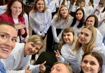 В Барнауле прошел VI форум работающей молодежи Алтайского края. В мероприятии приняли участие 80 специалистов из разных сфер, медицинскую представили сотрудники Краевой стоматологической поликлиники. Это медсестры терапевтического и ортопедического отделений Татьяна Полубинская и Екатерина Пигарева, сообщает пресс-служба Минздрава Алтайского края.