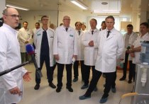 В Алтайский край 4 октября приехал министр здравоохранения РФ Михаил Мурашко. Он встретился с губернатором и посетил медицинский университет. Одной из тем визита стала обеспеченность кадрами и оборудованием федерального центра травматологии, ортопедии и эндопротезирования.