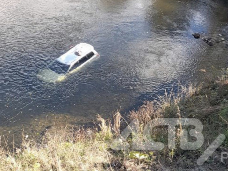 В реке Долинского района обнаружили утонувший автомобиль