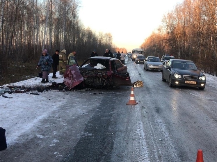 Три человека пострадали в жёсткой аварии на трассе в Омской области