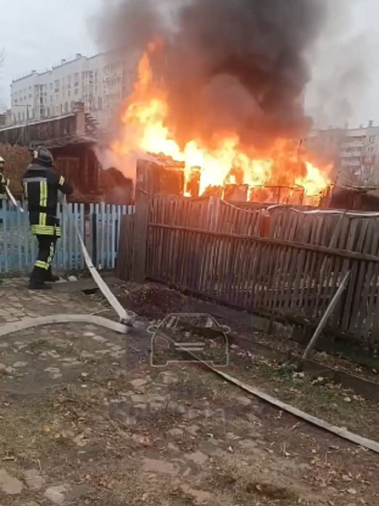 В красноярской Николаевке горят хозпостройки