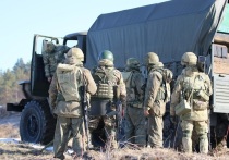Российский военнослужащий с позывным «Калмык» на видео, представленном Министерством обороны РФ, рассказал, что украинские диверсионные группы, вероятно, планировали проведение акций против подразделений ВС РФ в районе Угледара. Его слова приводит ТАСС