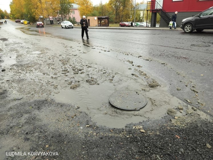 Ручей потек по новой дороге на Перевалке в Петрозаводске