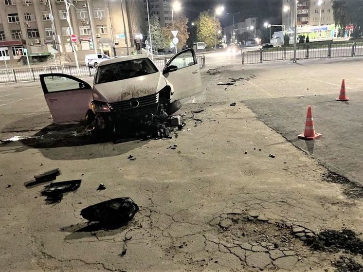 В Липецке иномарка влетела в дорожное ограждение – три человека пострадали