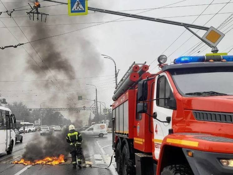 Огнеборцы потушили горящий светофор в Белгороде