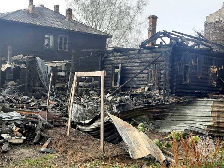 В городе Асино Томской области пожарные спасли из горевшего дома трёх человек