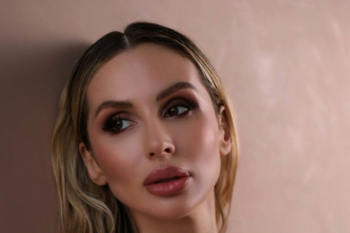 Певицу высмеяли за полуголый наряд