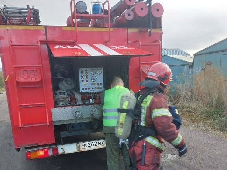 В Оленегорске загорелся гараж на Парковой улице