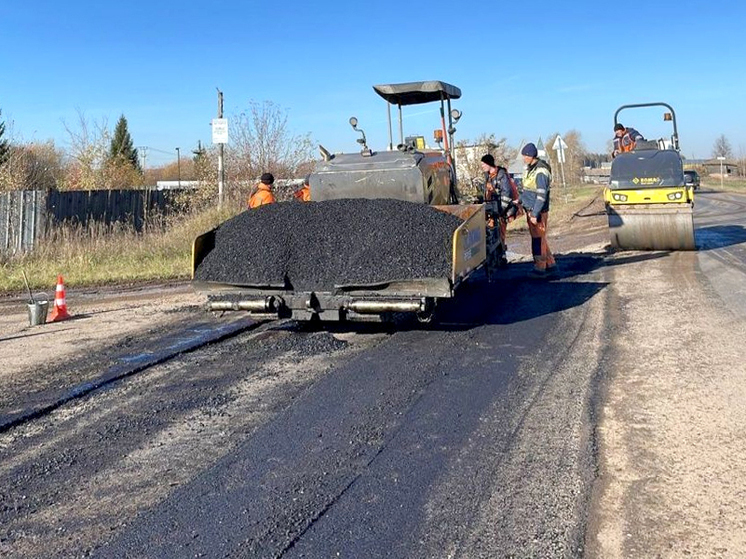 Дорожники отремонтировали ещё 2 километра на трассе «Киров – Русское»