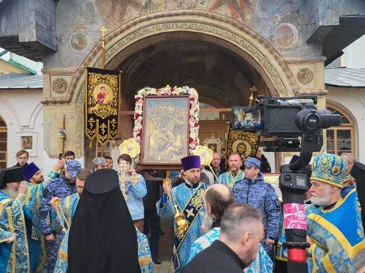 Тихвинскую икону Божией Матери перенесли из Успенского собора в Покровскую церковь