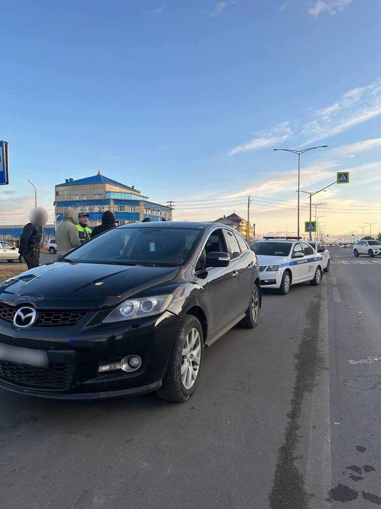 В Туве молодые люди стреляли в воздух из пистолета