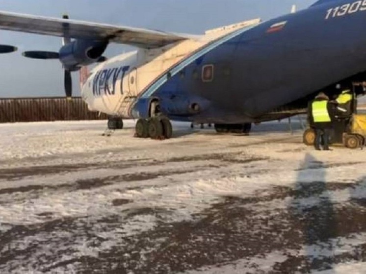 Экипаж Ан-12 наградили за аварийную посадку самолета в Новосибирске