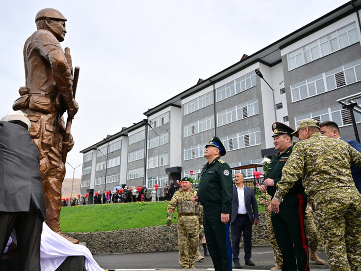 Камчыбек Ташиев открыл новый военный городок отряда спецназа "Бору"