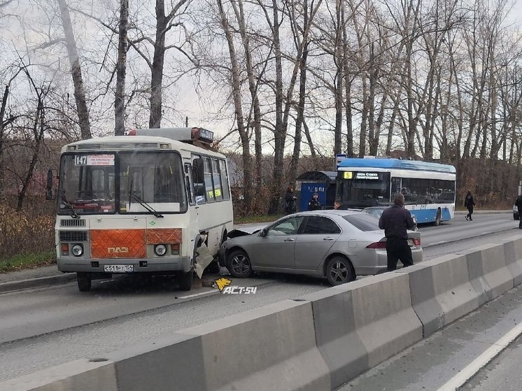 Машины на Мочищенском шоссе встали в пробку из-за ДТП с автобусом в Новосибирске