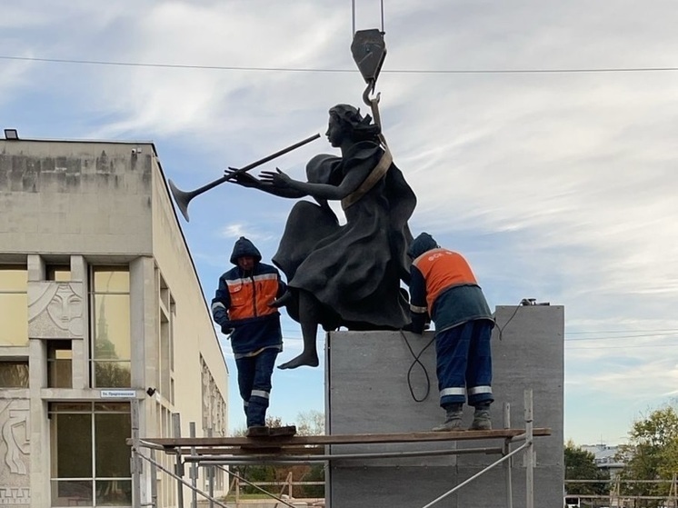 Даму Драмы вернули на постамент возле Вологодского драмтеатра