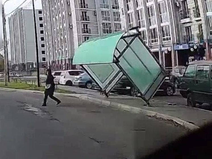 Россиянка едва не погибла под рухнувшей остановкой