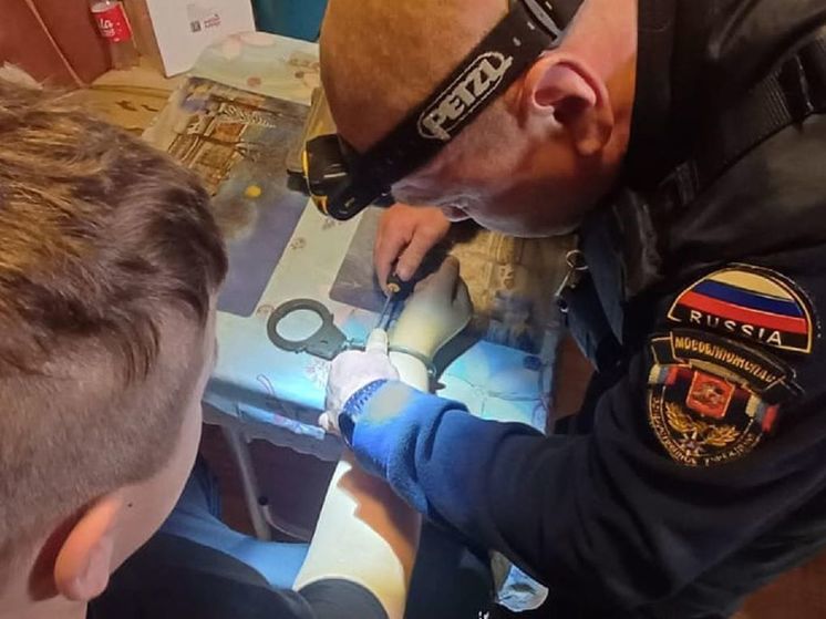 В Подмосковье спасатели помогли подростку снять наручники