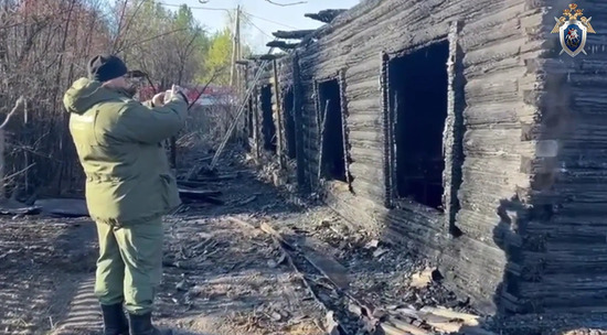 В Свердловской области сгорел частный дом, погибли трое взрослых и ребенок: видео с места