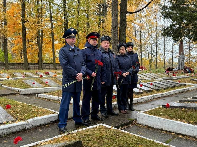 Тихвинцы почтили память солдат Красной Армии на церемонии захоронения