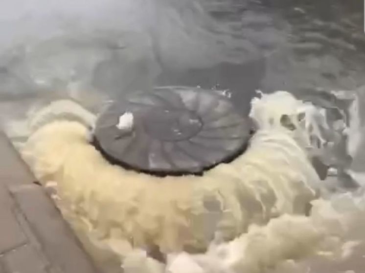 В деревне Голубое Подмосковья прямо на дороге забил фонтан