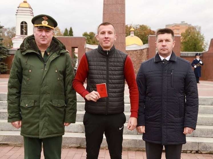 Липецким новобранцам торжественно вручили военные билеты
