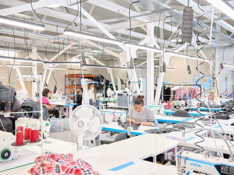 Максим Ликсутов отметил активный рост выпуска одежды и обуви в Москве