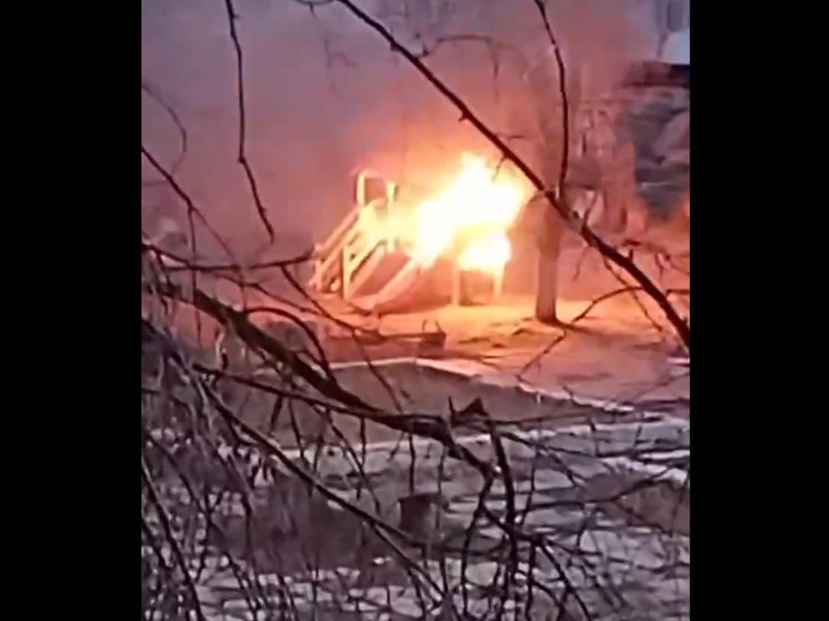 Вандалы сожгли детскую площадку в Краснокаменске