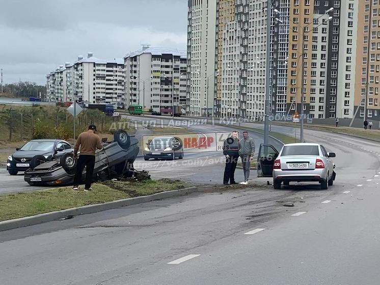 В Курске на проспекте Плевицкой в ДТП с двумя легковушками одна из них перевернулась