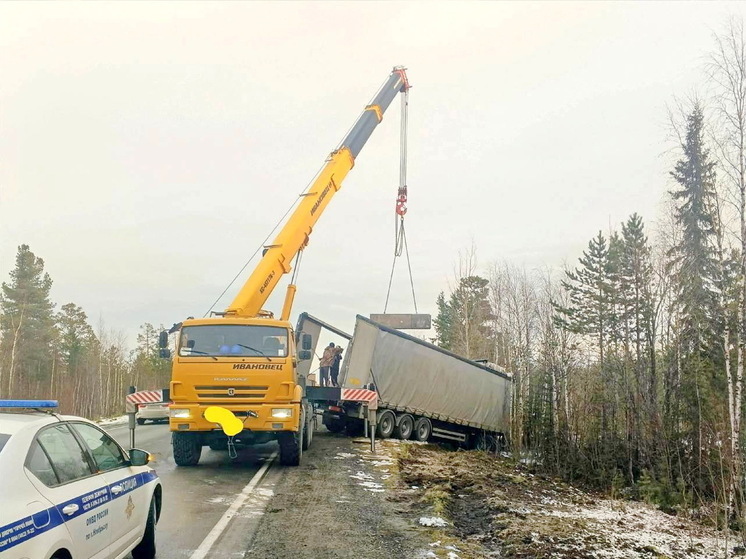 Вылетевшую в кювет под Ноябрьском фуру вытащили с помощью автокрана