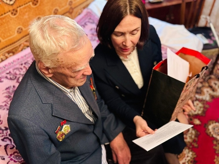 В Старой Руссе поздравили долгожителя Валентина Валягина с 95-летием