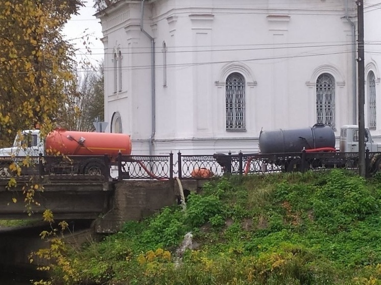 В Тверской области грязную воду сливали в канал рядом с храмом