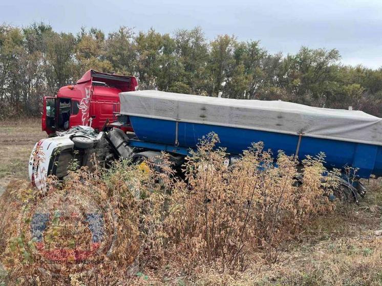 В ДТП с фурой под Саратовом легковушка очень сильно помялась