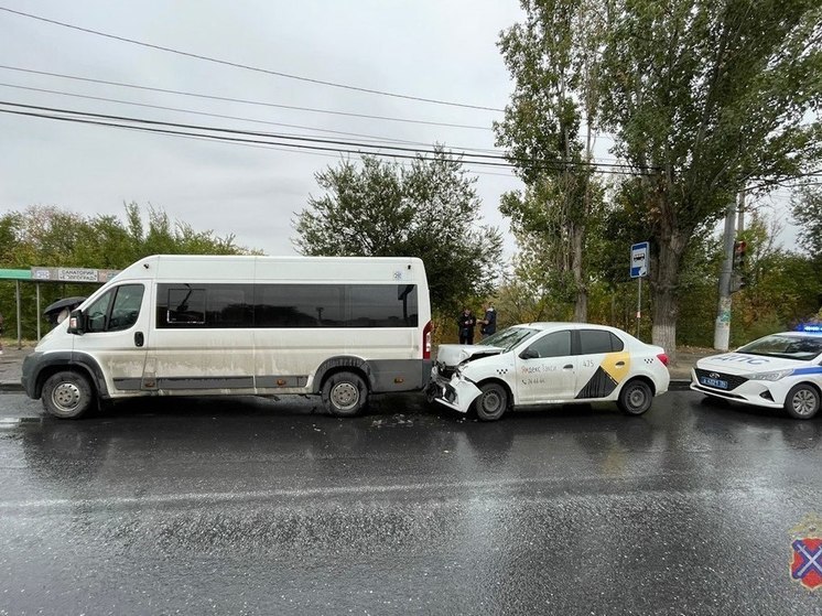 В Волгограде пассажирке маршрутки зажало ногу в ДТП с такси