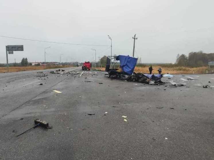 В Воронежской области в результате столкновения большегруза и фургона скончались 2 человека